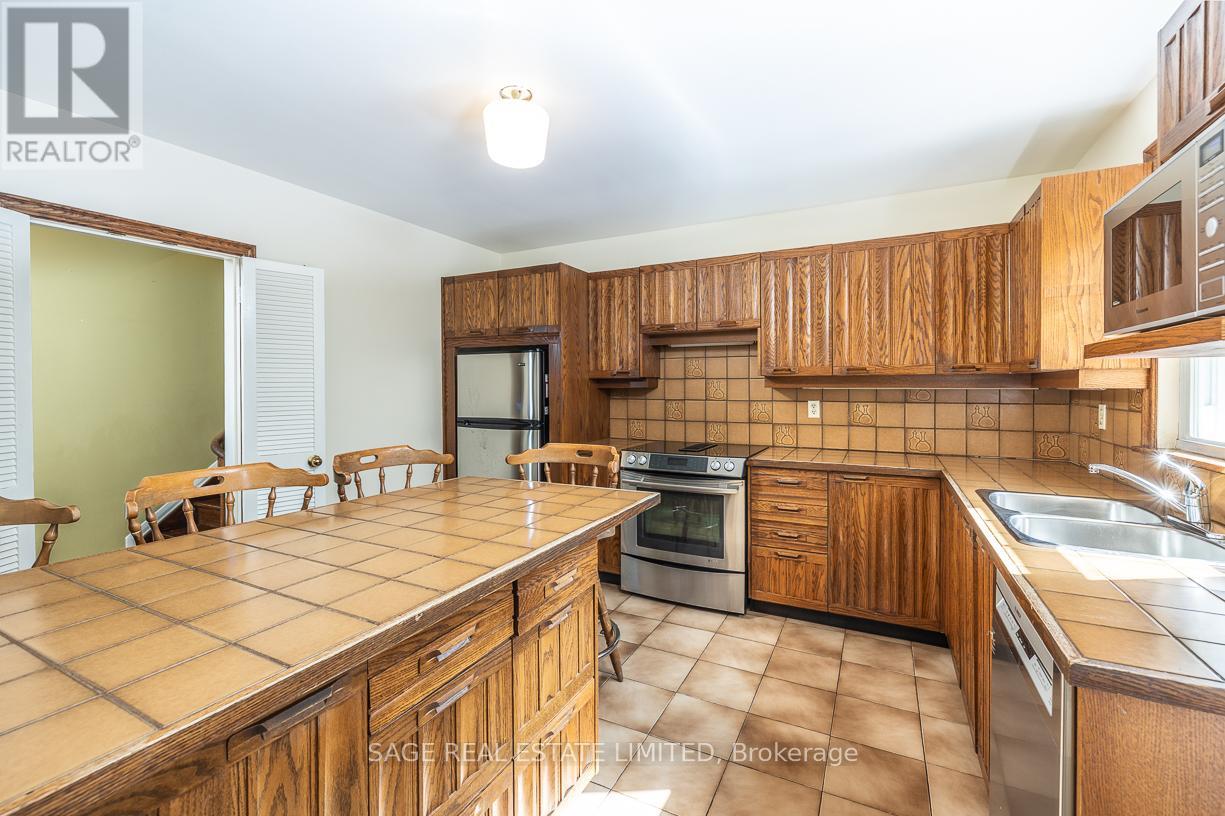 47 Ravensbourne Crescent, Toronto, Ontario  M9A 2A9 - Photo 6 - W12968720