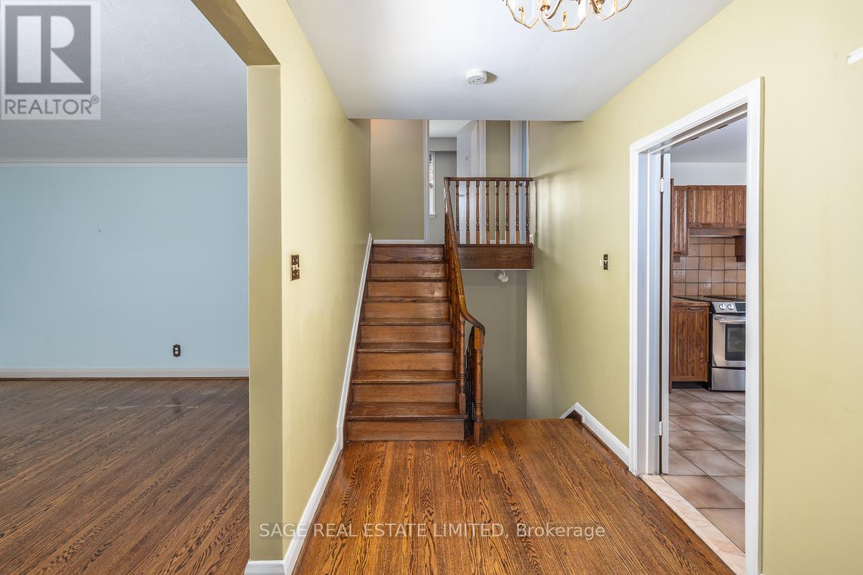 47 Ravensbourne Crescent, Toronto, Ontario  M9A 2A9 - Photo 7 - W12968720