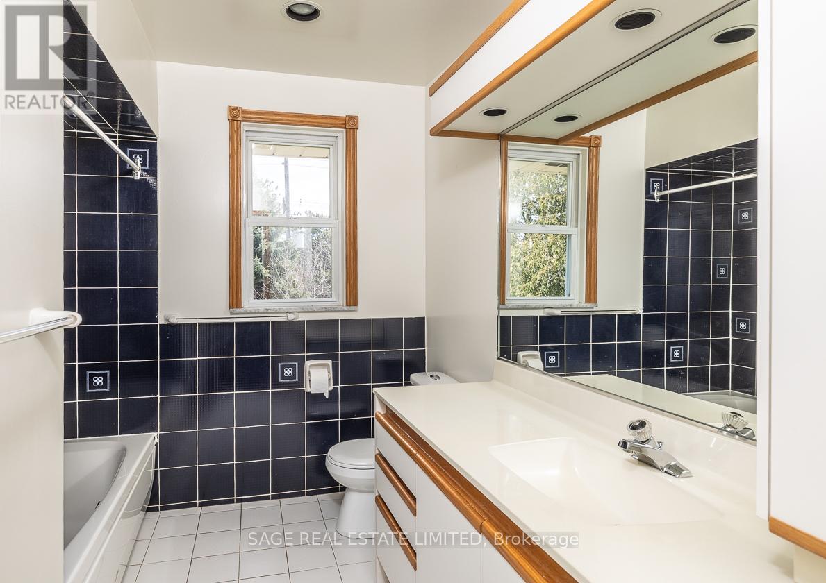 47 Ravensbourne Crescent, Toronto, Ontario  M9A 2A9 - Photo 8 - W12968720