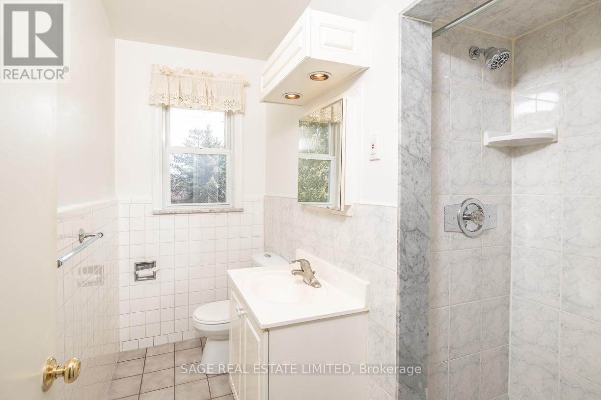 47 Ravensbourne Crescent, Toronto, Ontario  M9A 2A9 - Photo 9 - W12968720