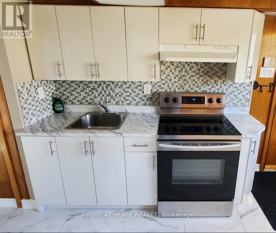 2 - 169 Yorkview Drive, Toronto, Ontario  M2R 1K2 - Photo 4 - C12968762