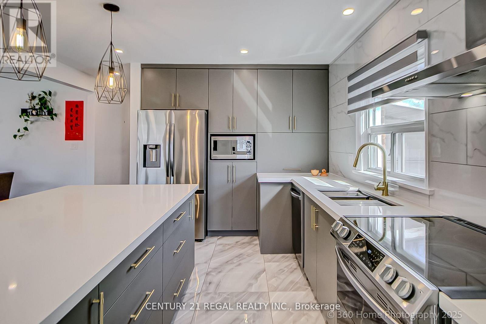 17 Electro Road, Toronto, Ontario  M1R 2A6 - Photo 3 - E12968742