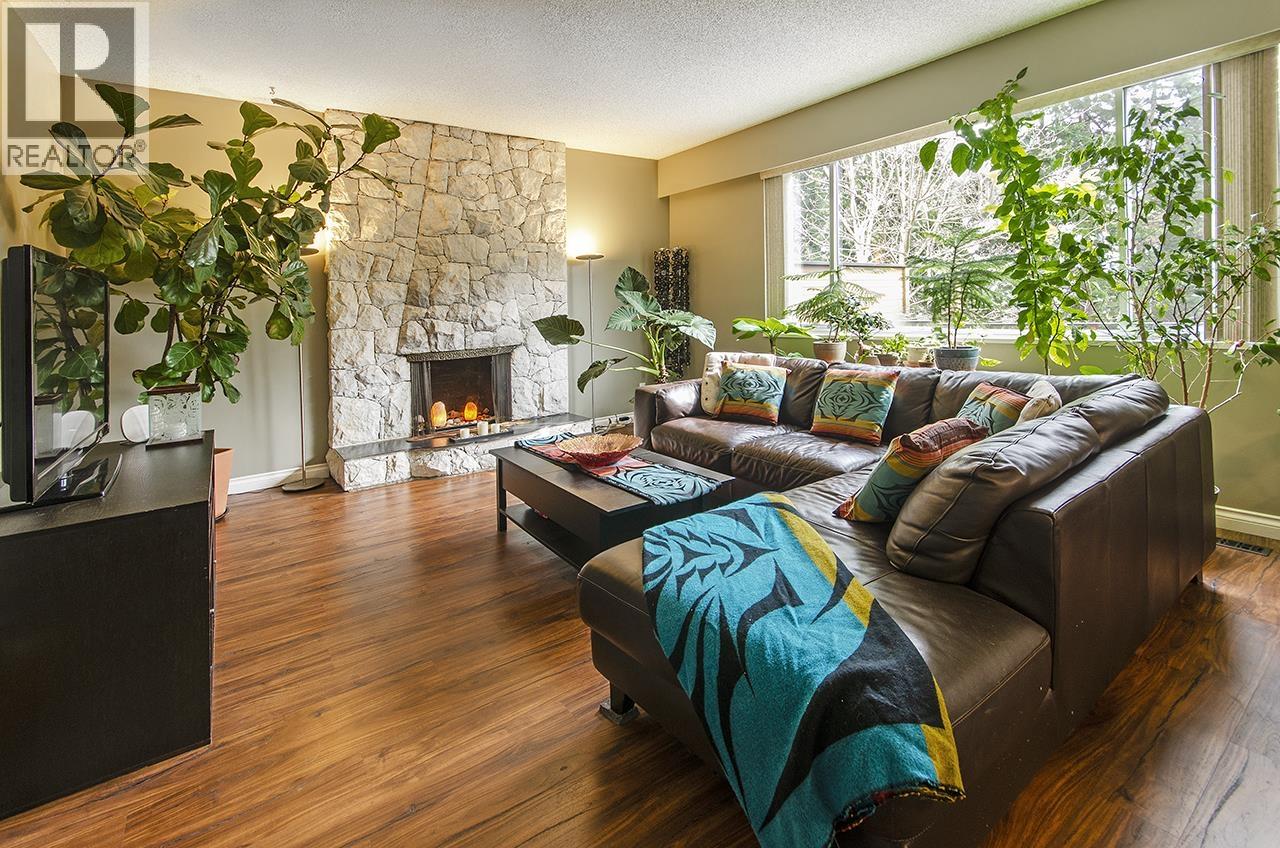 343 Dartmoor Drive, Coquitlam, British Columbia  V3K 5R6 - Photo 2 - R3106122