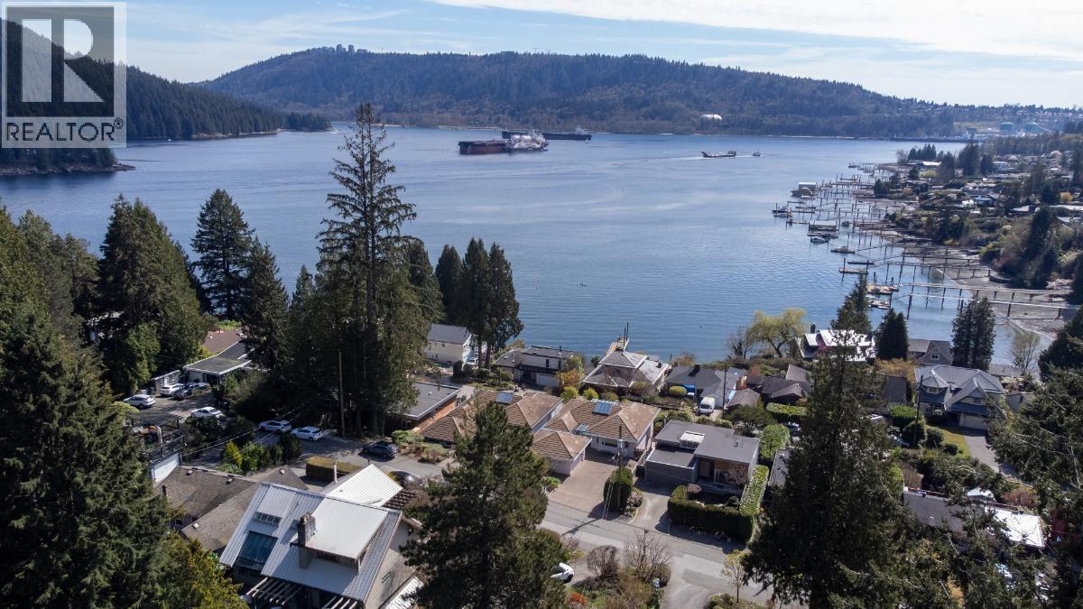 4493 EPPS AVENUE, North Vancouver, British Columbia