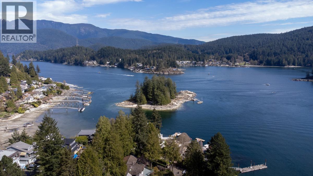 4493 Epps Avenue, North Vancouver, British Columbia  V7G 1G2 - Photo 2 - R3107712