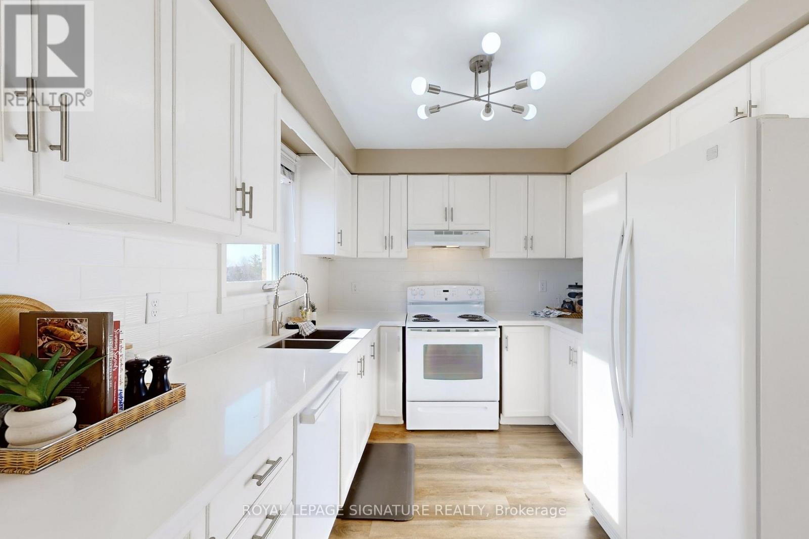 22 Winter Court, Whitby, Ontario  L1N 8Y2 - Photo 3 - E12968806