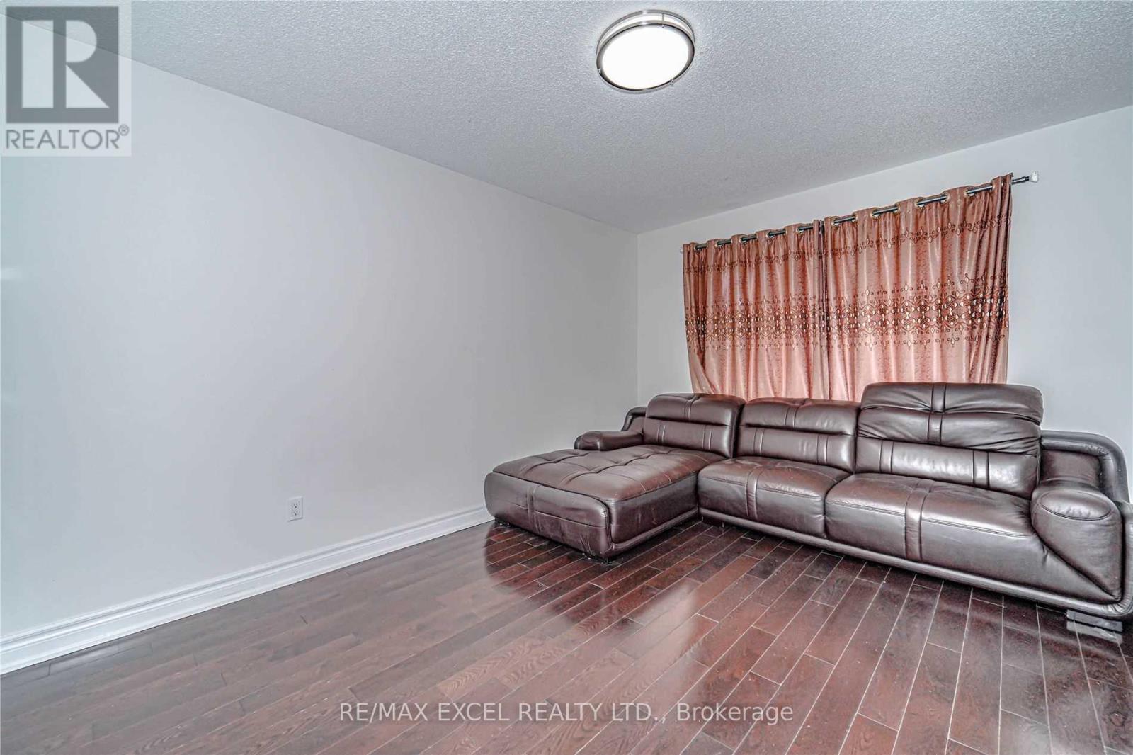 Upper - 47 Whiteleaf Crescent, Toronto, Ontario  M1V 3G1 - Photo 3 - E12968818