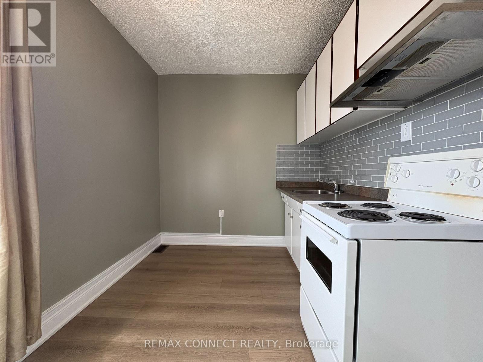 Upper - 847 Pape Avenue, Toronto, Ontario  M4K 3T7 - Photo 10 - E12968914