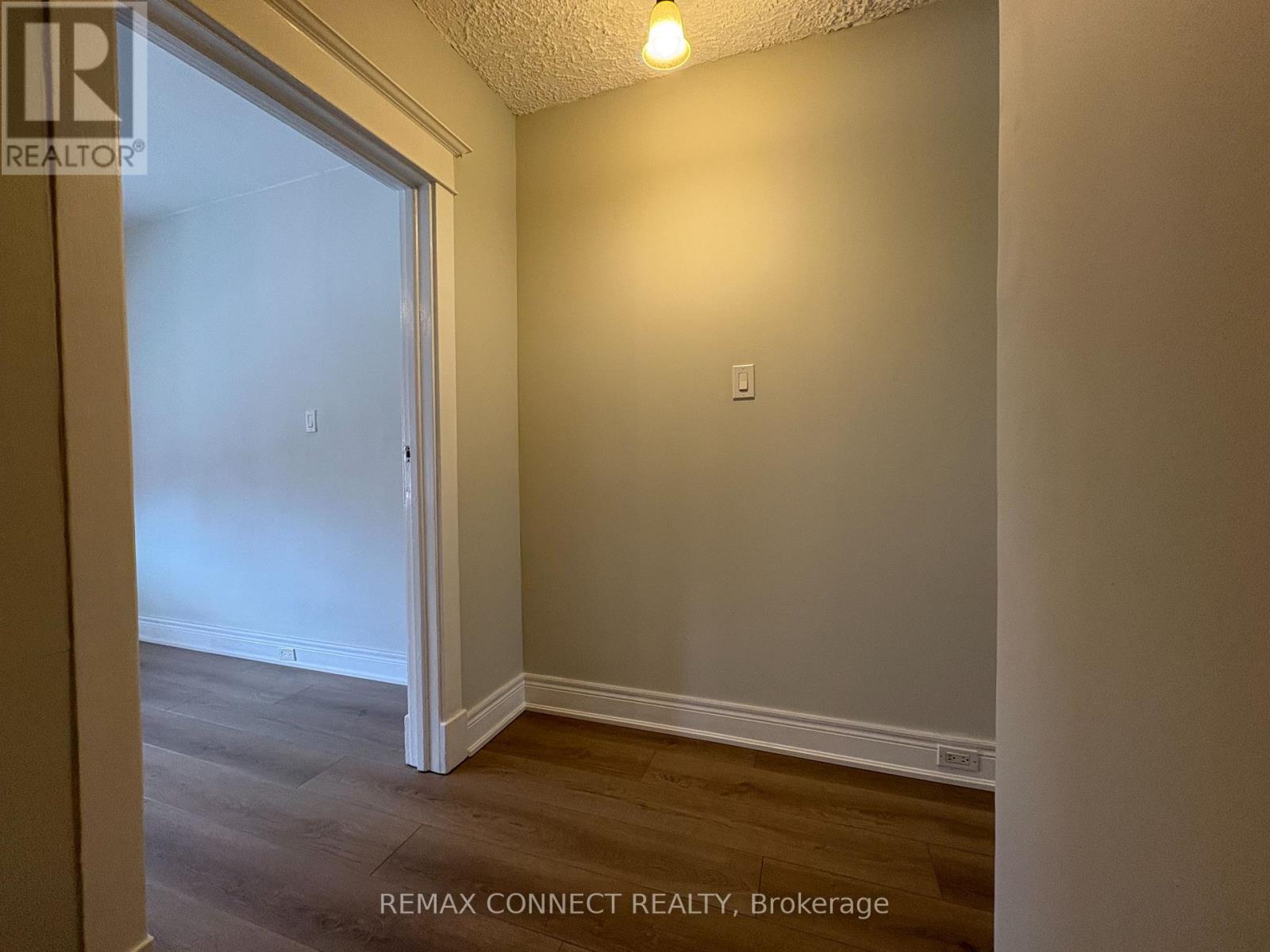 Upper - 847 Pape Avenue, Toronto, Ontario  M4K 3T7 - Photo 3 - E12968914