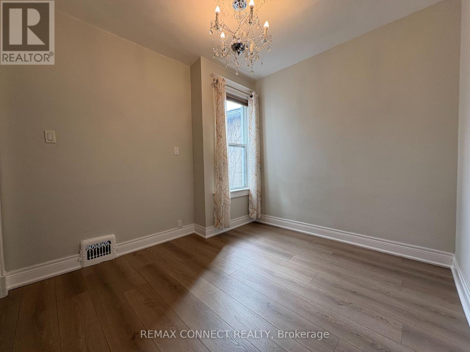 Upper - 847 Pape Avenue, Toronto, Ontario  M4K 3T7 - Photo 7 - E12968914