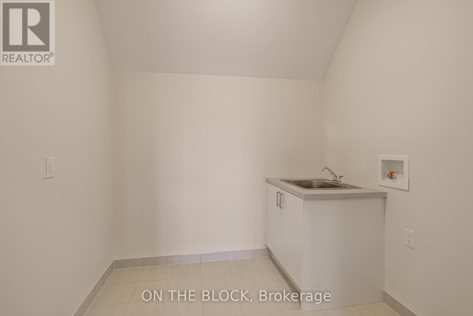 24 Whitewood Drive, Whitchurch-Stouffville, Ontario  L4A 1R9 - Photo 5 - N12968804