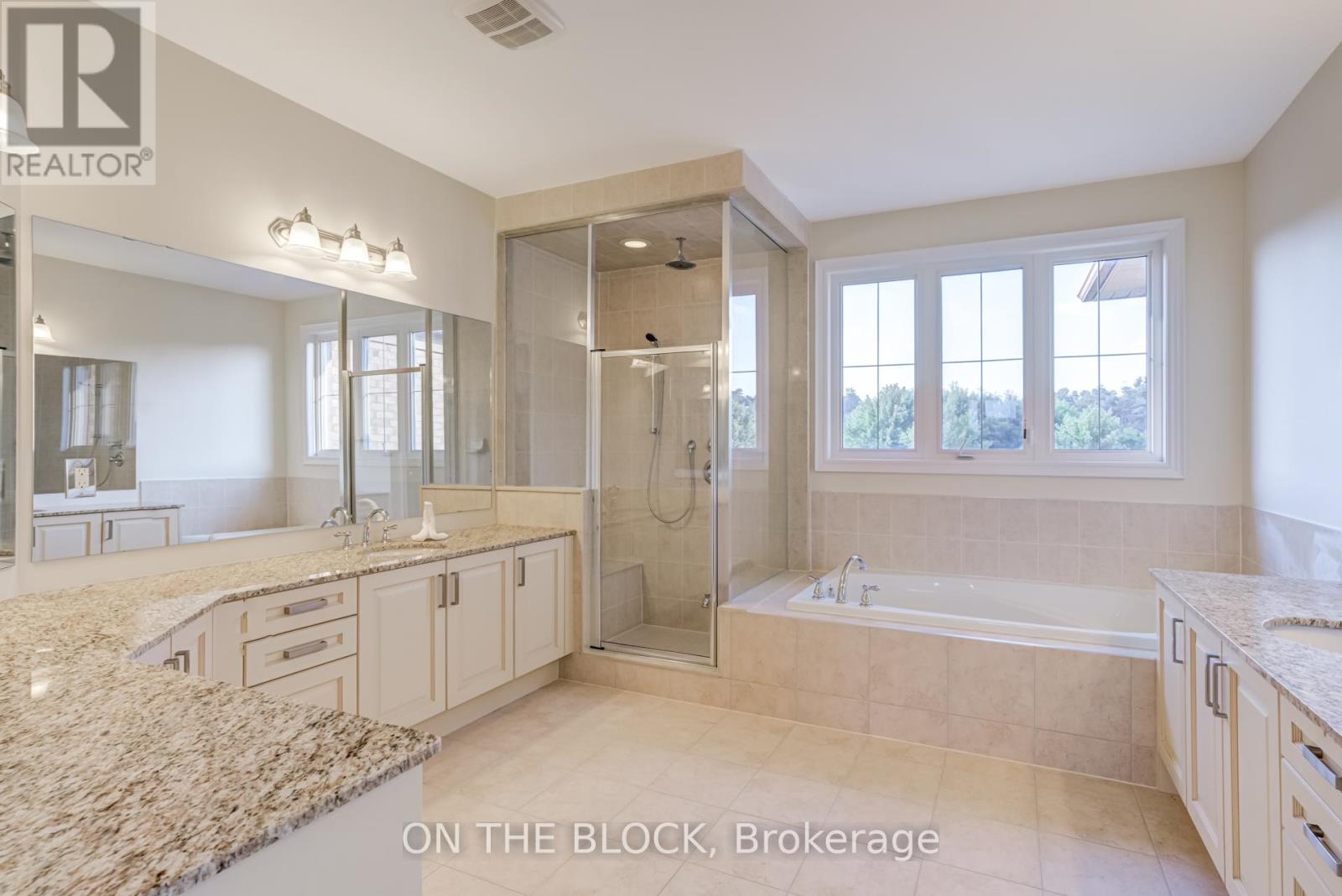 24 Whitewood Drive, Whitchurch-Stouffville, Ontario  L4A 1R9 - Photo 8 - N12968804