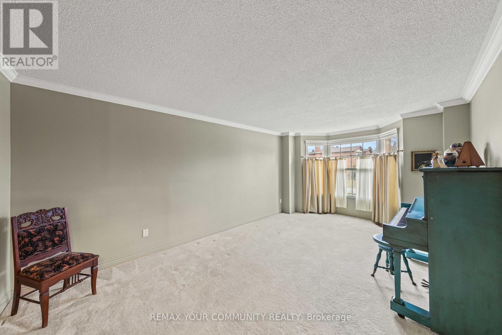 42 Houseman Crescent, Richmond Hill, Ontario  L4C 7R8 - Photo 6 - N12968896