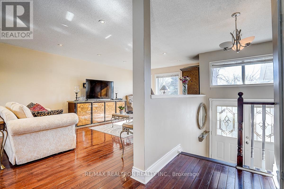 43 Kingsgate Crescent, East Gwillimbury, Ontario  L0G 1M0 - Photo 3 - N12968912