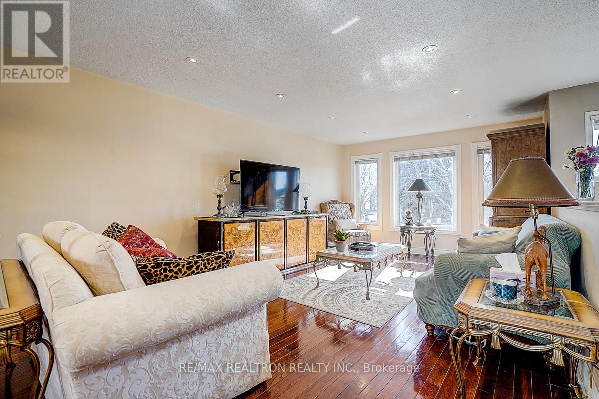 43 Kingsgate Crescent, East Gwillimbury, Ontario  L0G 1M0 - Photo 4 - N12968912