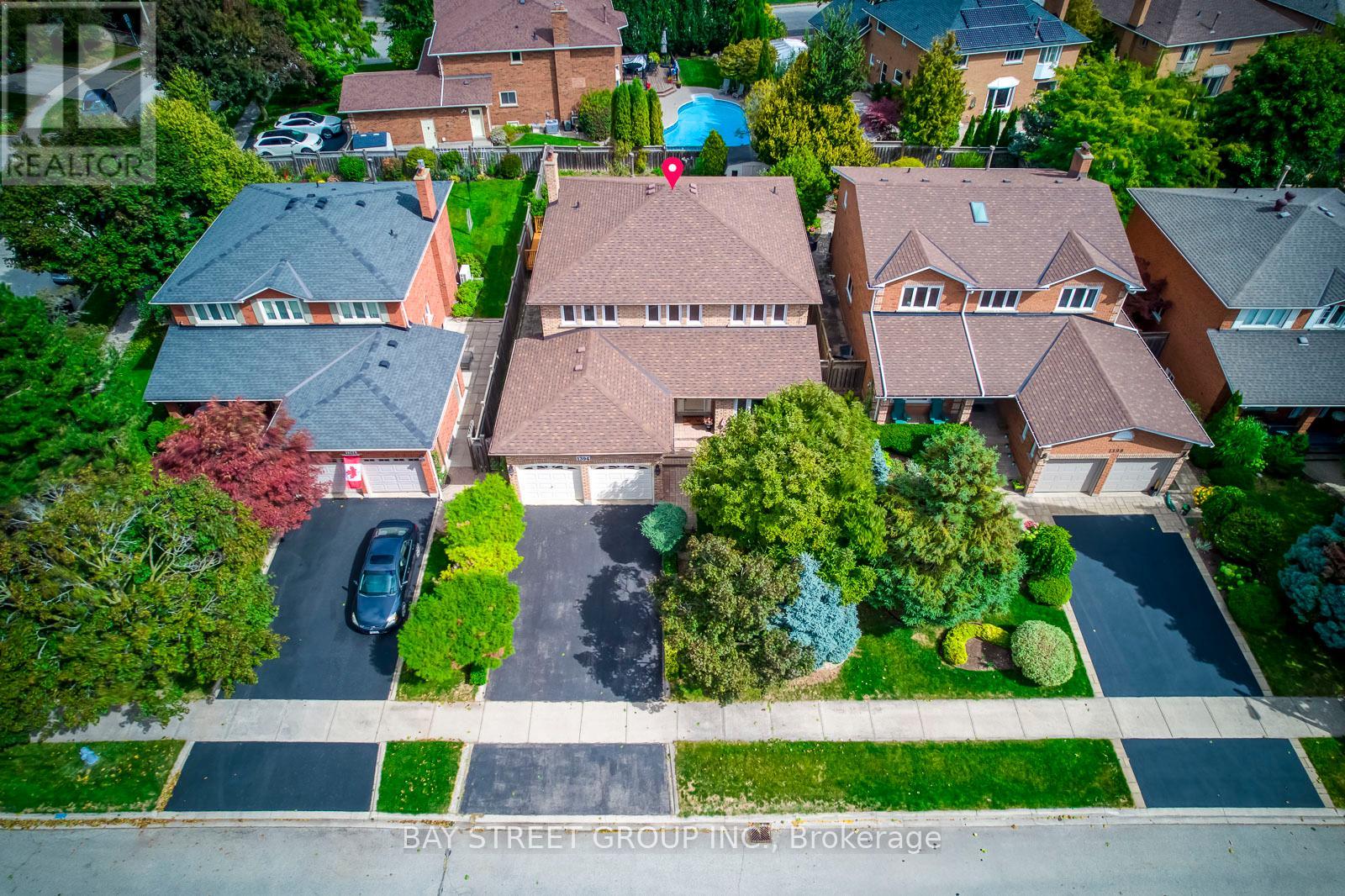 1394 Peartree Circle, Oakville, Ontario  L6M 2J1 - Photo 2 - W12968792