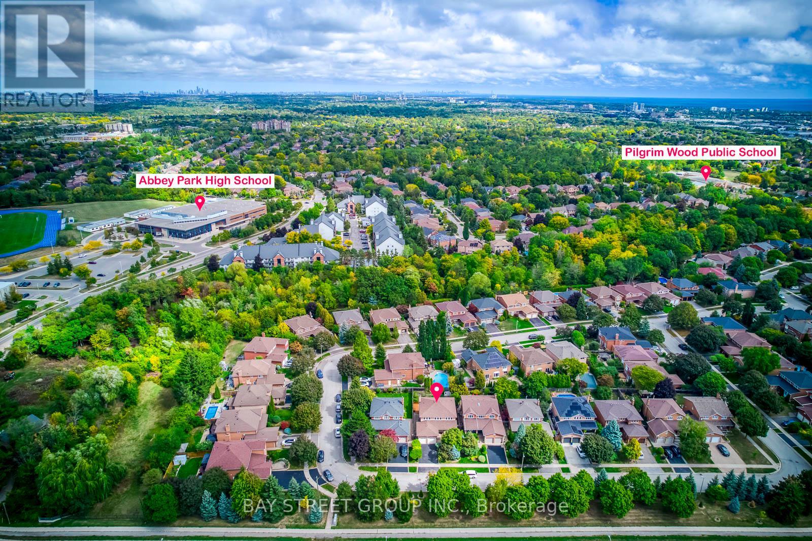 1394 Peartree Circle, Oakville, Ontario  L6M 2J1 - Photo 3 - W12968792