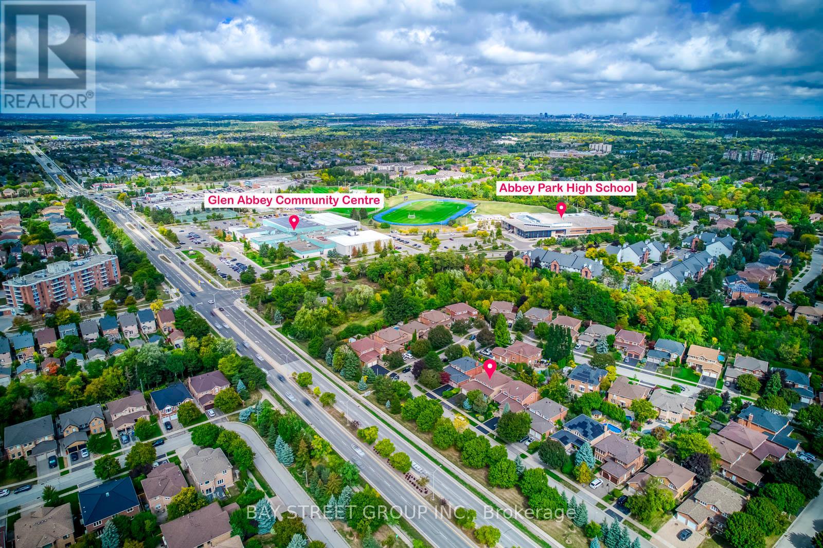 1394 Peartree Circle, Oakville, Ontario  L6M 2J1 - Photo 4 - W12968792