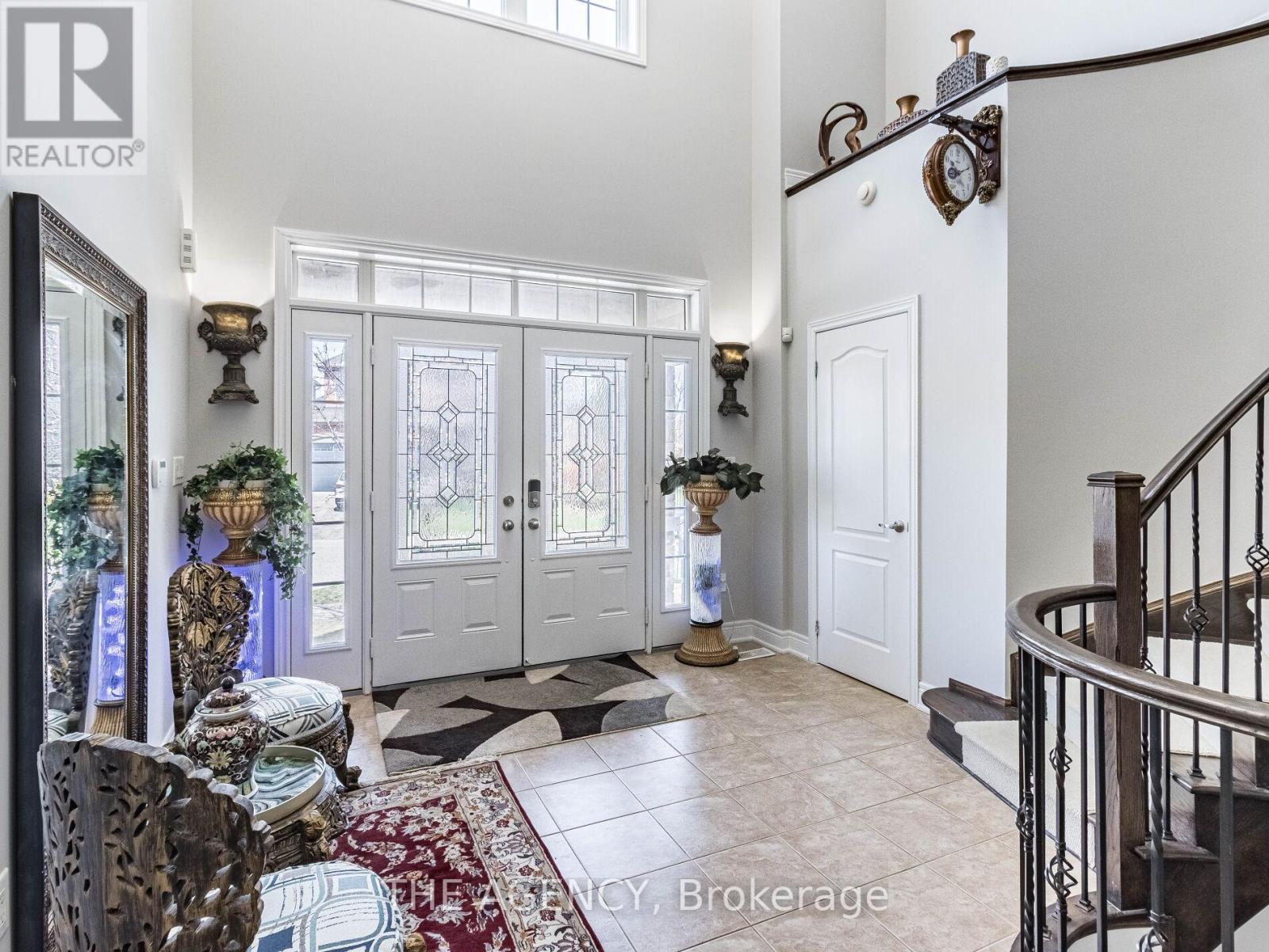 2340 Thruxton Drive, Oakville, Ontario  L6H 0C5 - Photo 3 - W12968910