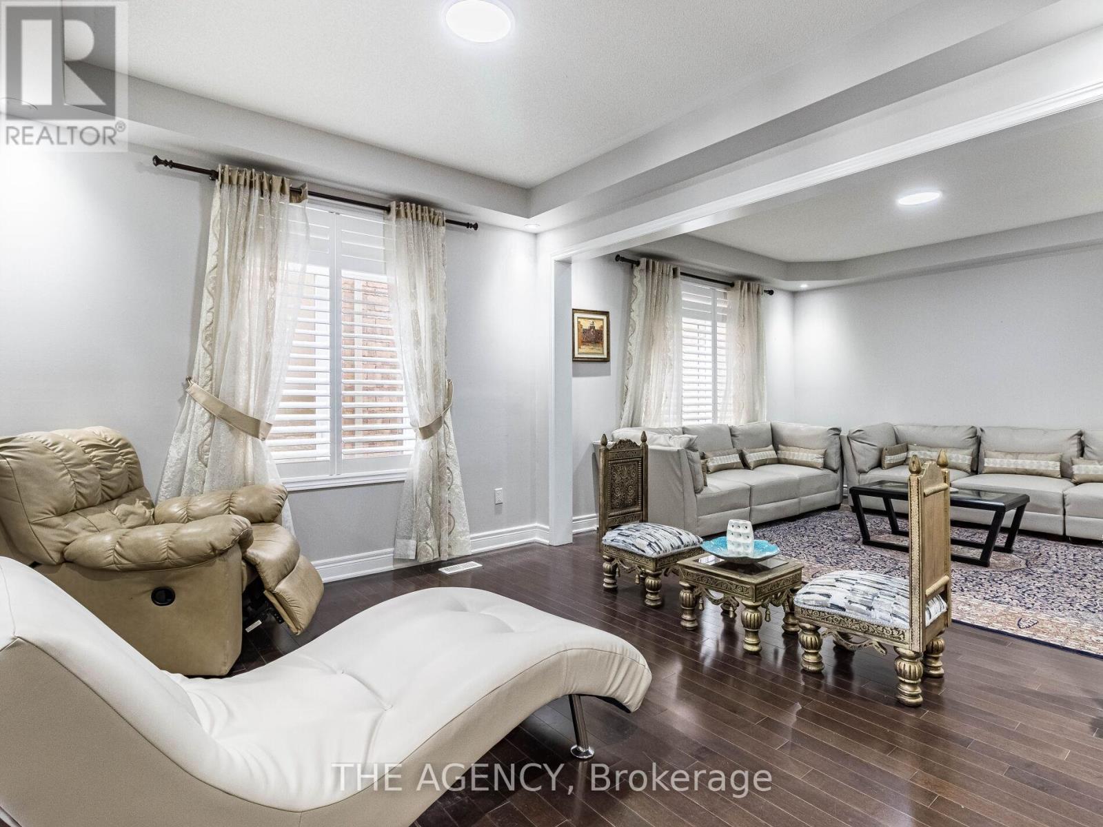 2340 Thruxton Drive, Oakville, Ontario  L6H 0C5 - Photo 4 - W12968910