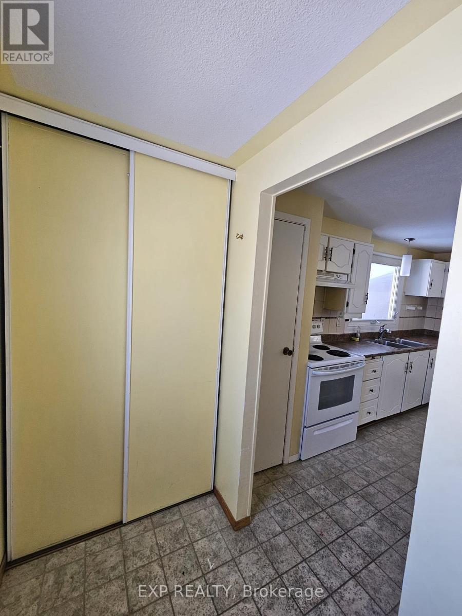 18 Valley Crescent, Elliot Lake, Ontario  P5A 2G6 - Photo 3 - X12968880