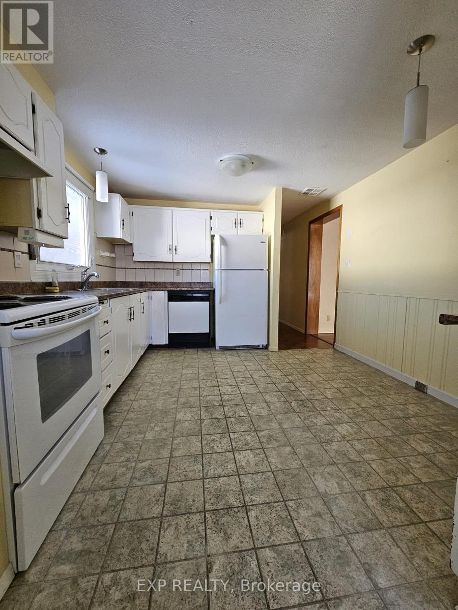 18 Valley Crescent, Elliot Lake, Ontario  P5A 2G6 - Photo 4 - X12968880