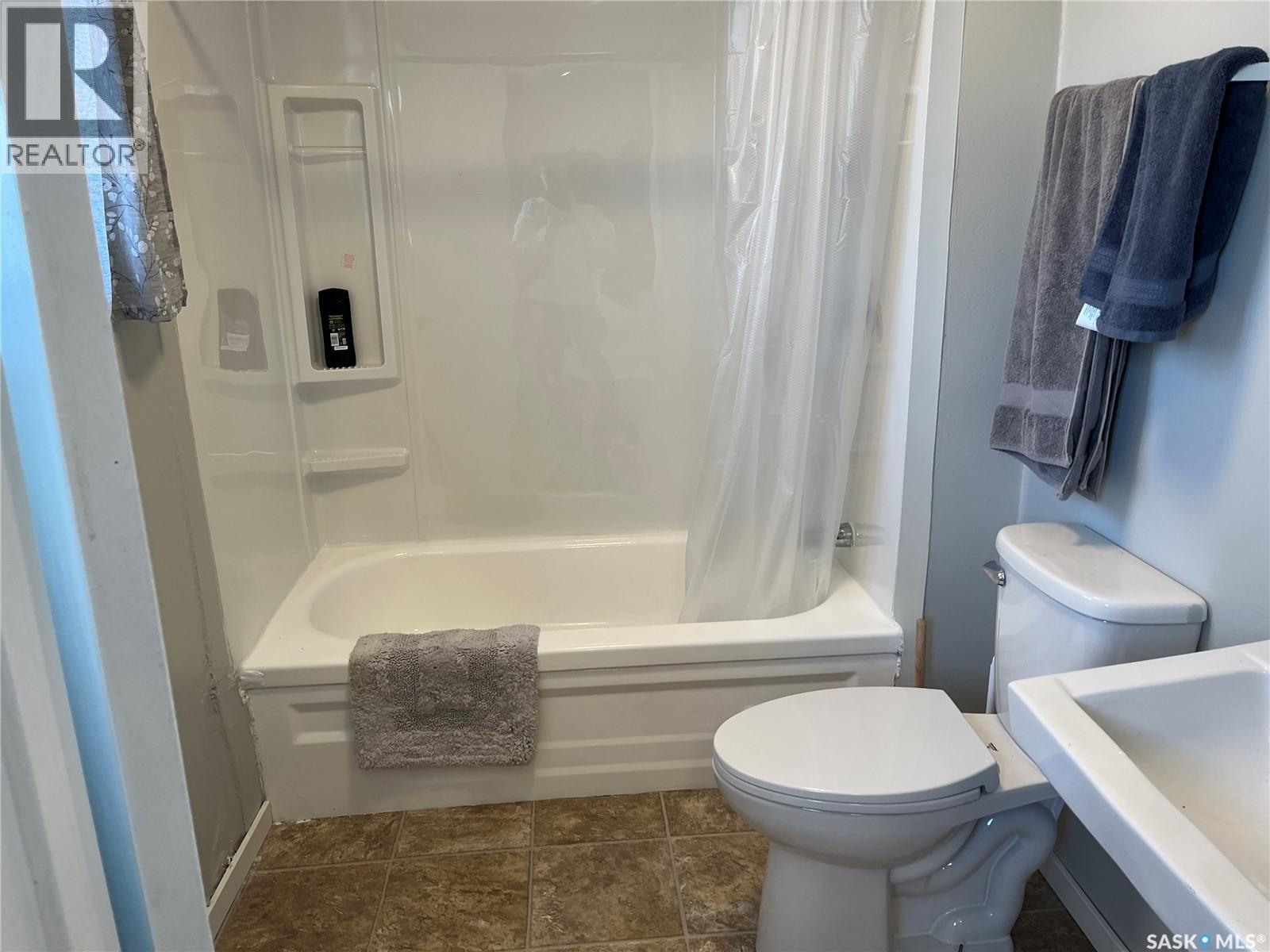 219 1st Avenue, Gravelbourg, Saskatchewan  S0H 1X0 - Photo 17 - SK032276