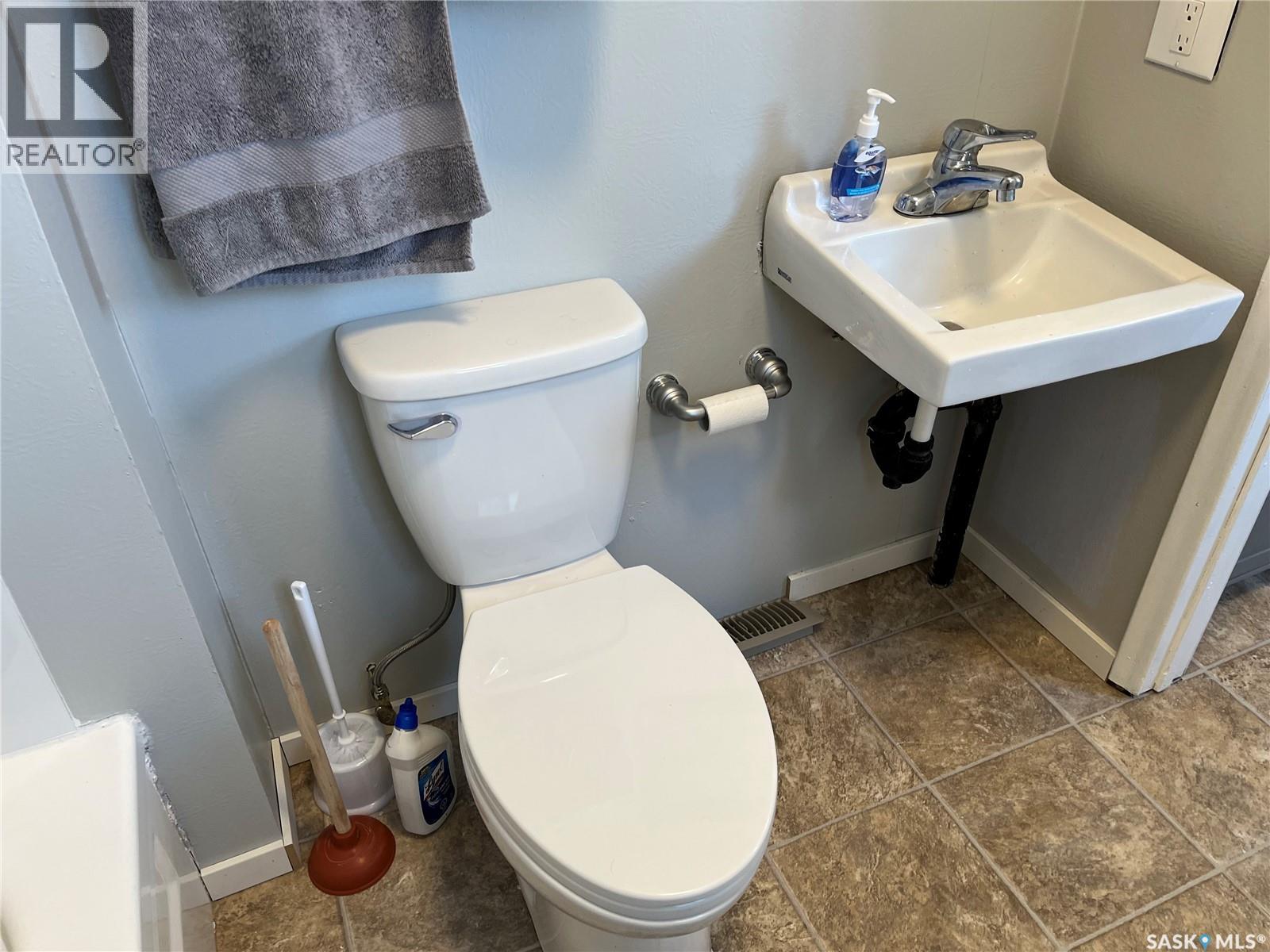 219 1st Avenue, Gravelbourg, Saskatchewan  S0H 1X0 - Photo 18 - SK032276