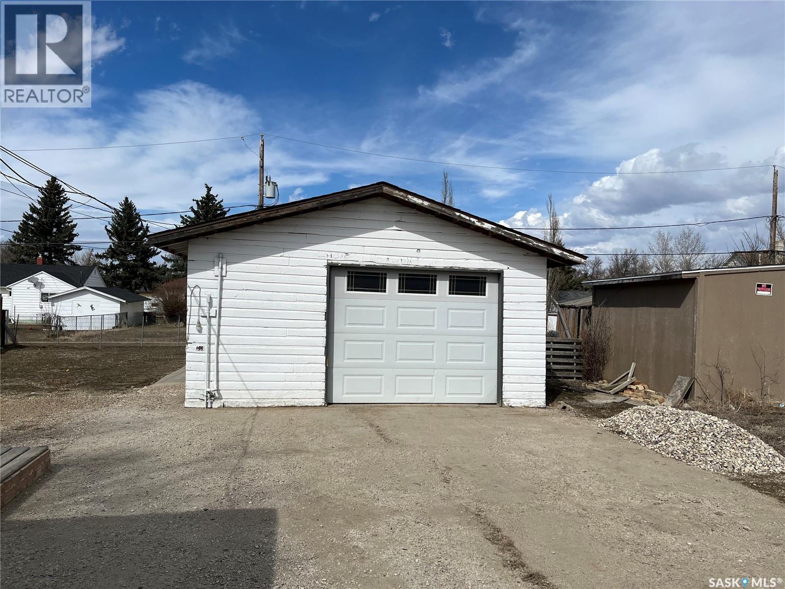 219 1st Avenue, Gravelbourg, Saskatchewan  S0H 1X0 - Photo 3 - SK032276