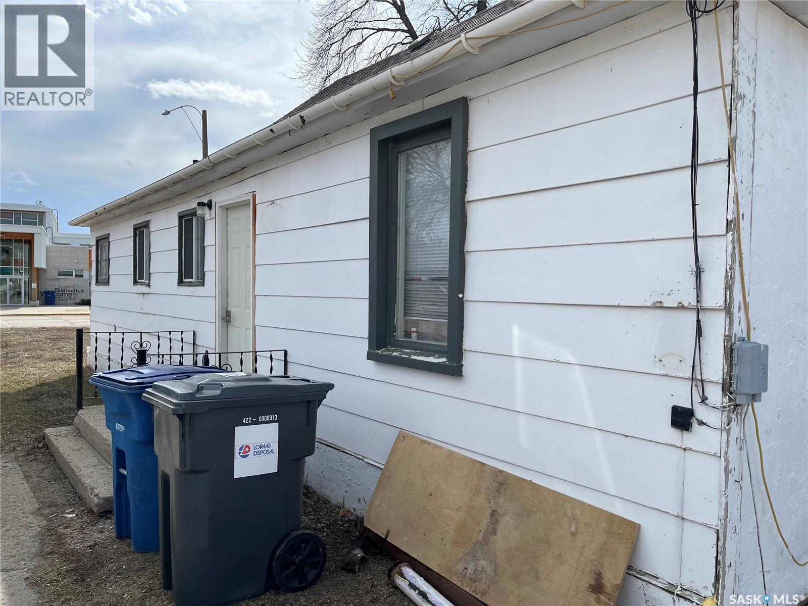 219 1st Avenue, Gravelbourg, Saskatchewan  S0H 1X0 - Photo 5 - SK032276