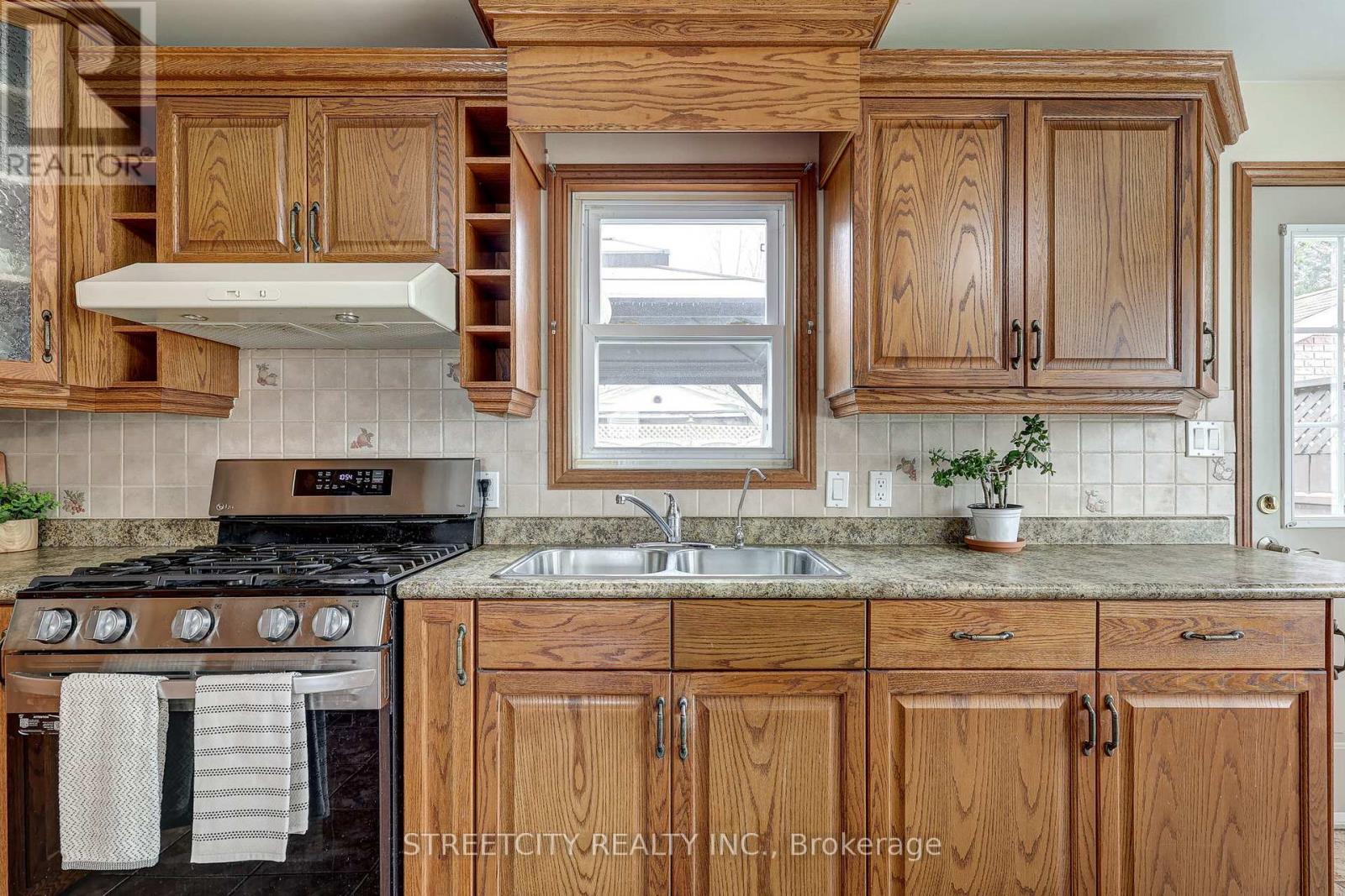 22 Walnut Street, St. Thomas, Ontario  N5R 2Y6 - Photo 19 - X12969006