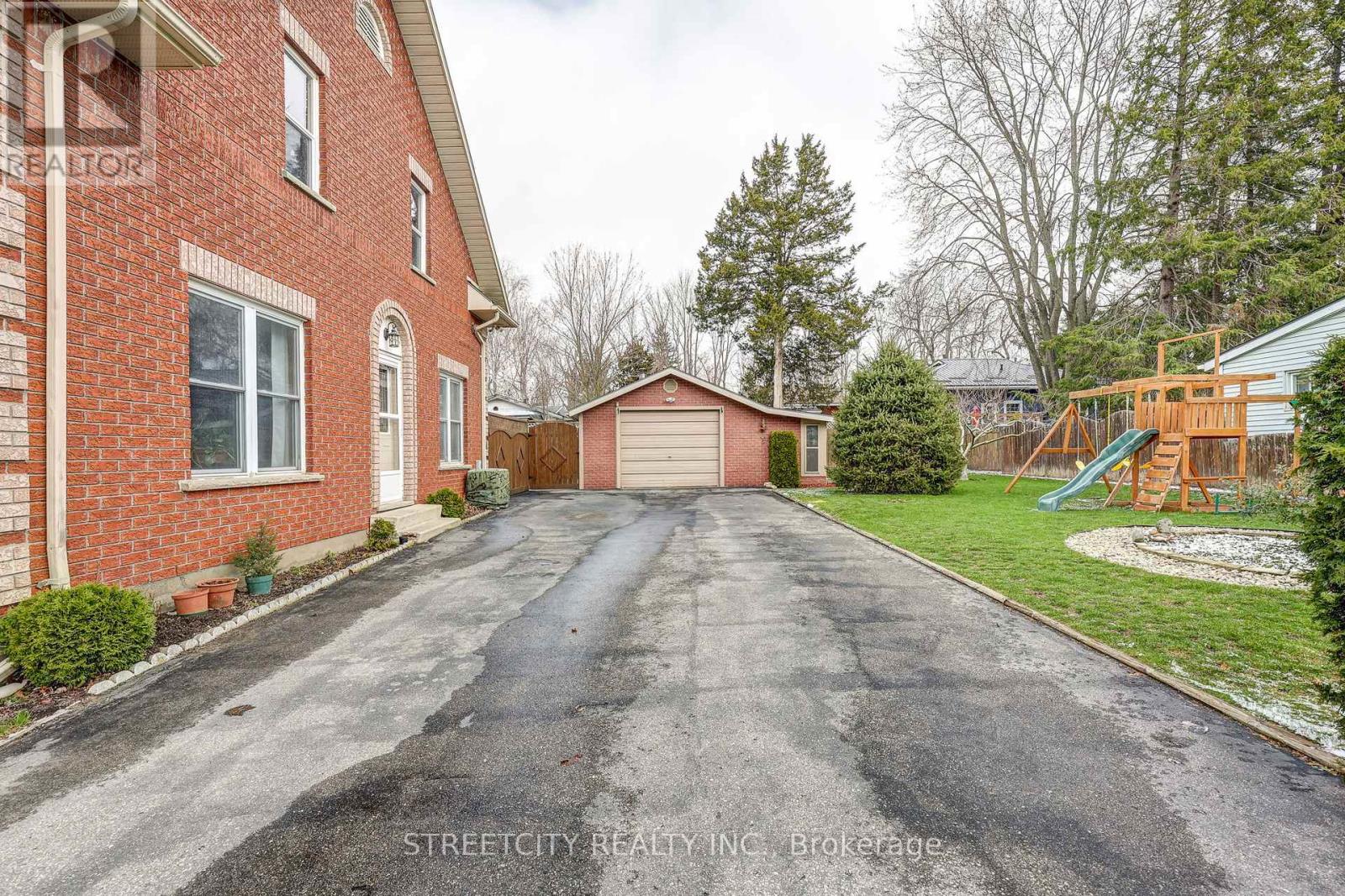 22 Walnut Street, St. Thomas, Ontario  N5R 2Y6 - Photo 4 - X12969006