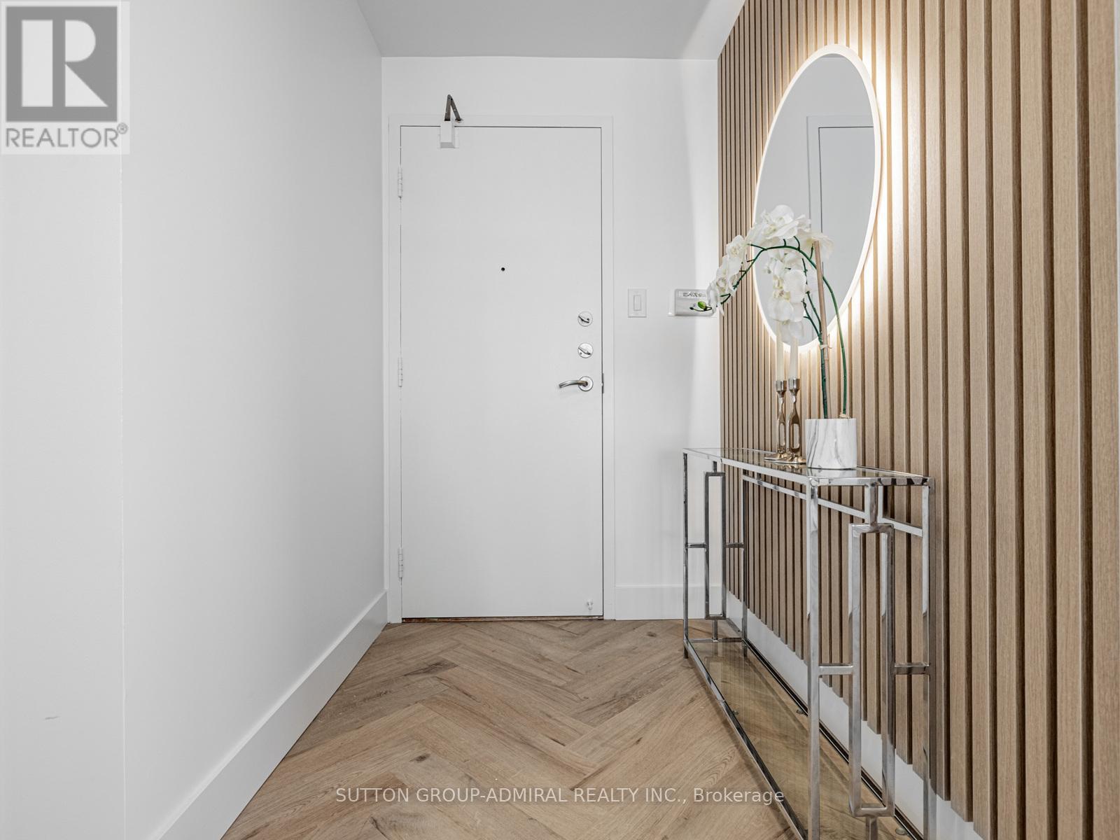 1611 - 7420 Bathurst Street N, Vaughan, Ontario  L4J 6X4 - Photo 2 - N12968940