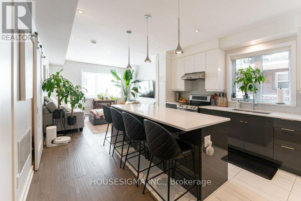 Unit 3 - 167 Quebec Avenue, Toronto, Ontario  M6P 2T9 - Photo 4 - W12968930