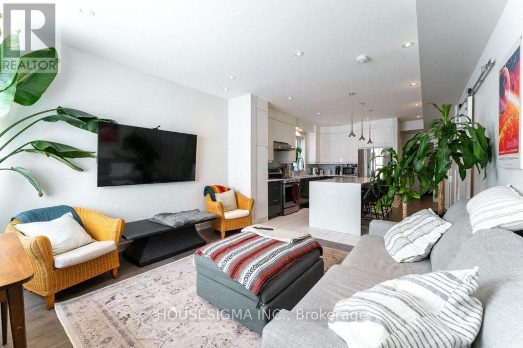 Unit 3 - 167 Quebec Avenue, Toronto, Ontario  M6P 2T9 - Photo 5 - W12968930