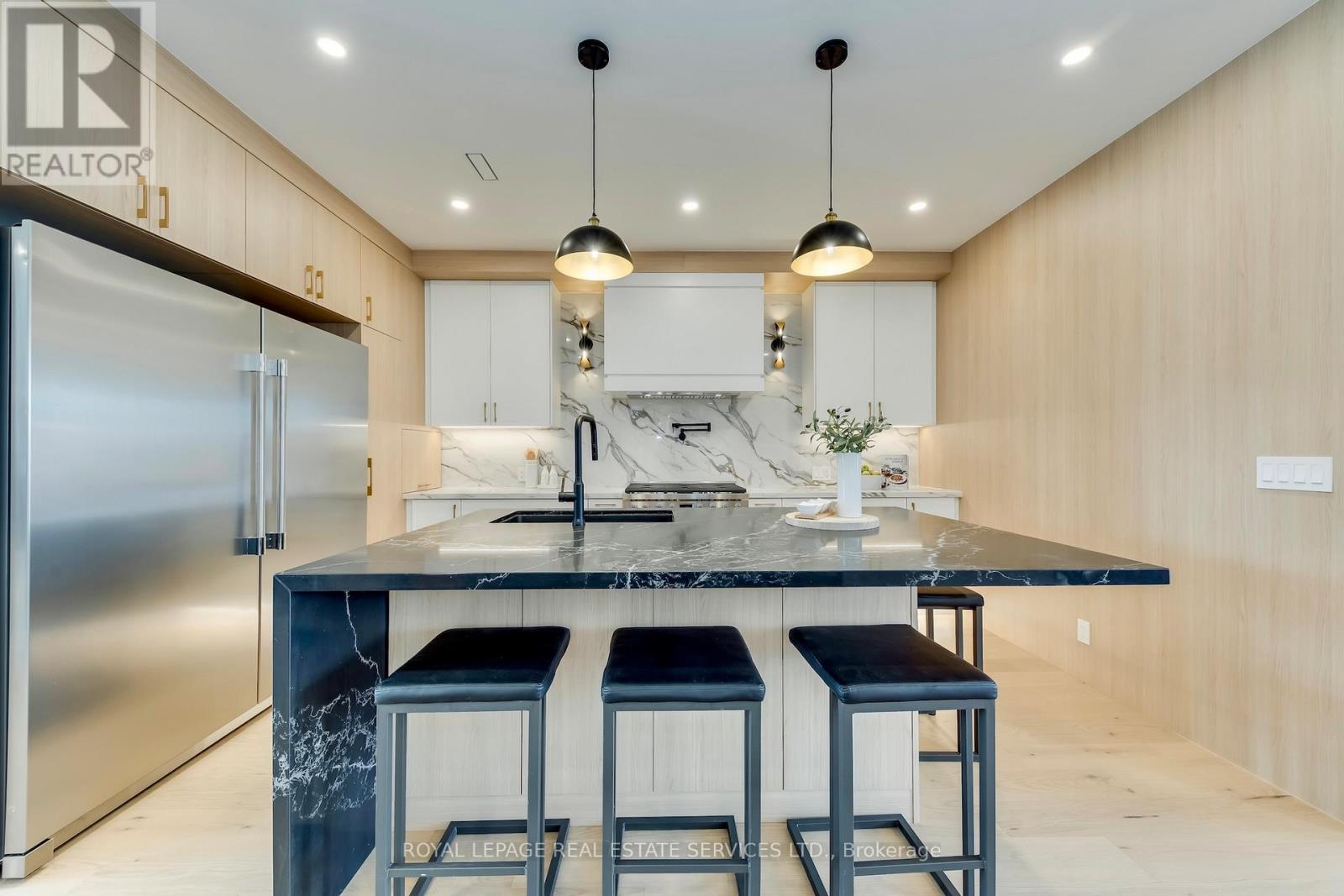 561 Durie Street, Toronto, Ontario  M6S 3H2 - Photo 8 - W12966818