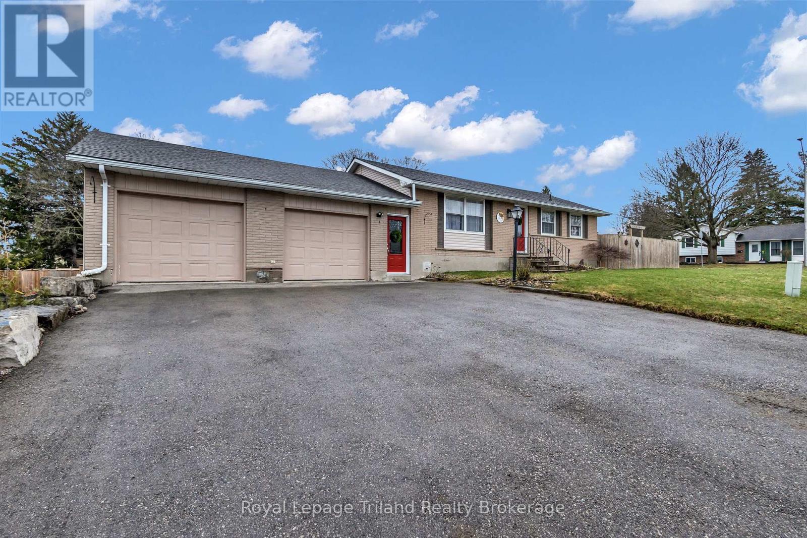 107 Elmwood Crescent, Woodstock, Ontario N4S 2K4 - Photo 2 - X12969026