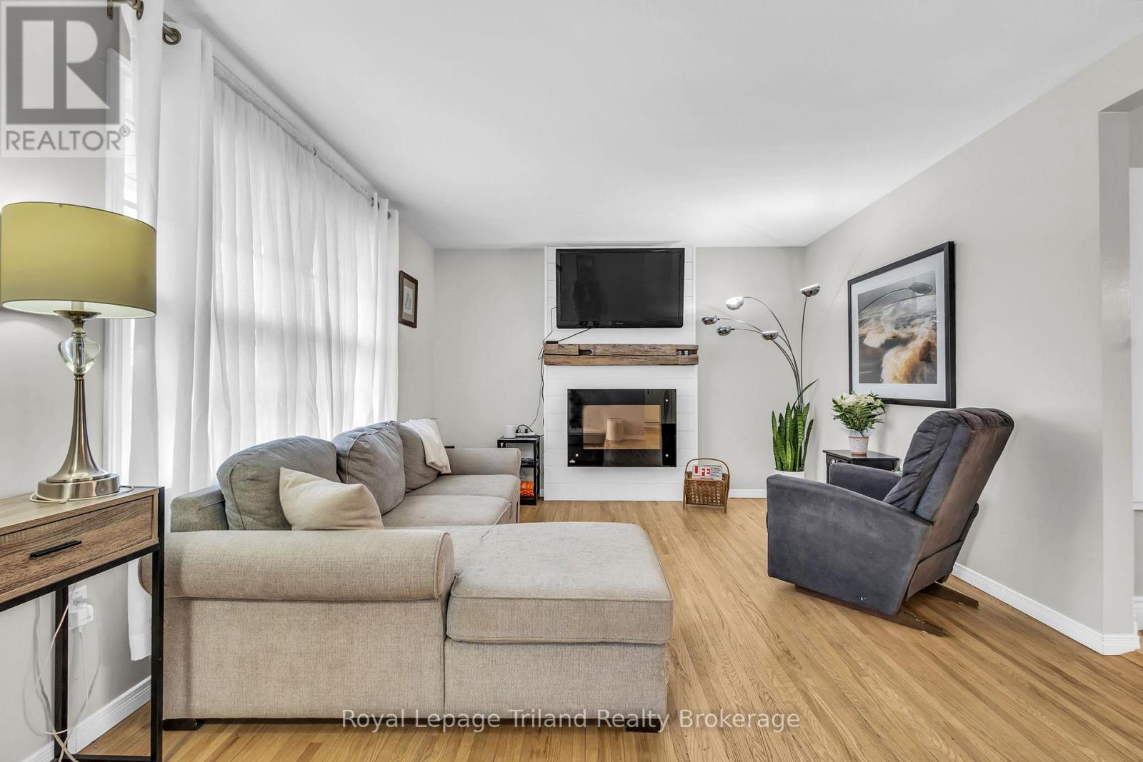 107 Elmwood Crescent, Woodstock, Ontario N4S 2K4 - Photo 4 - X12969026