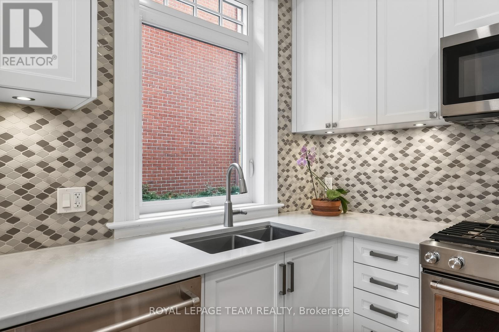 284 Crichton Street, Ottawa, Ontario  K1M 1W4 - Photo 11 - X12968934