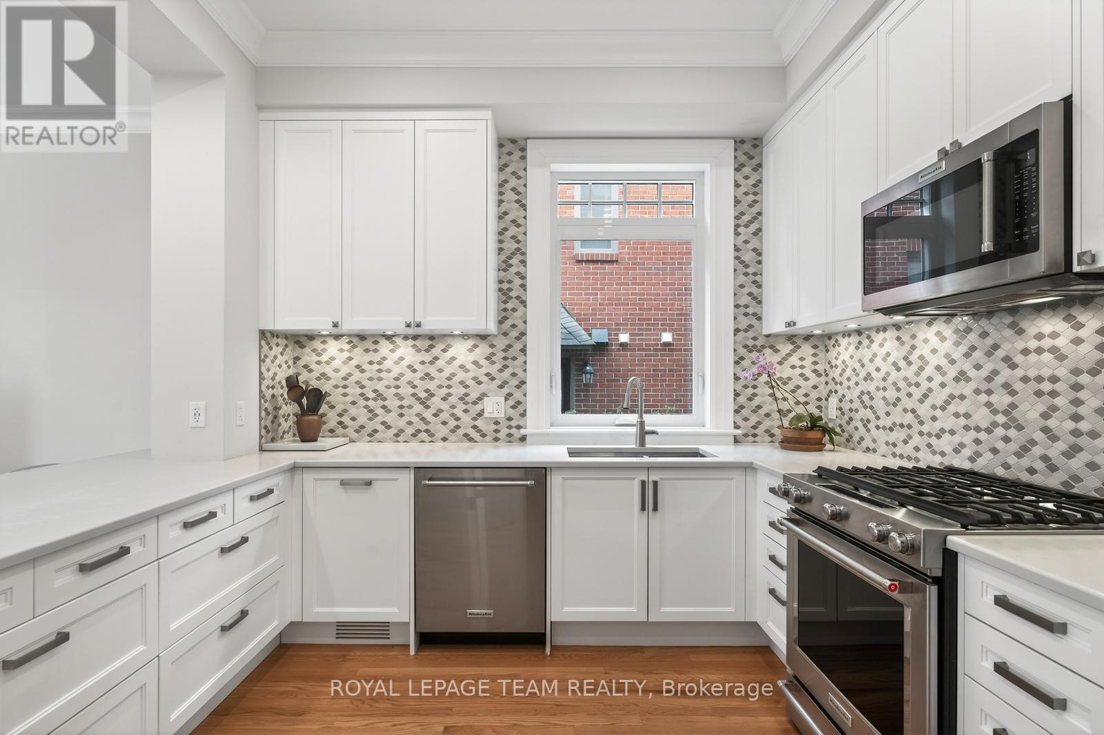 284 Crichton Street, Ottawa, Ontario  K1M 1W4 - Photo 8 - X12968934