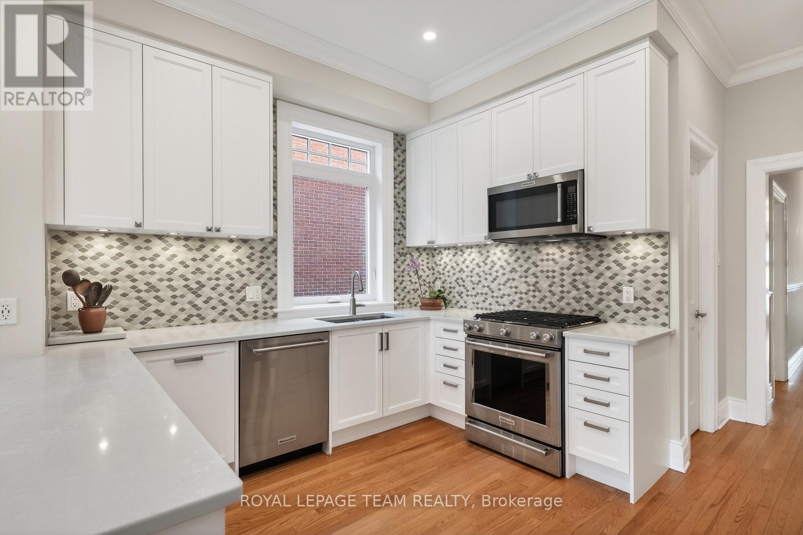 284 Crichton Street, Ottawa, Ontario  K1M 1W4 - Photo 9 - X12968934