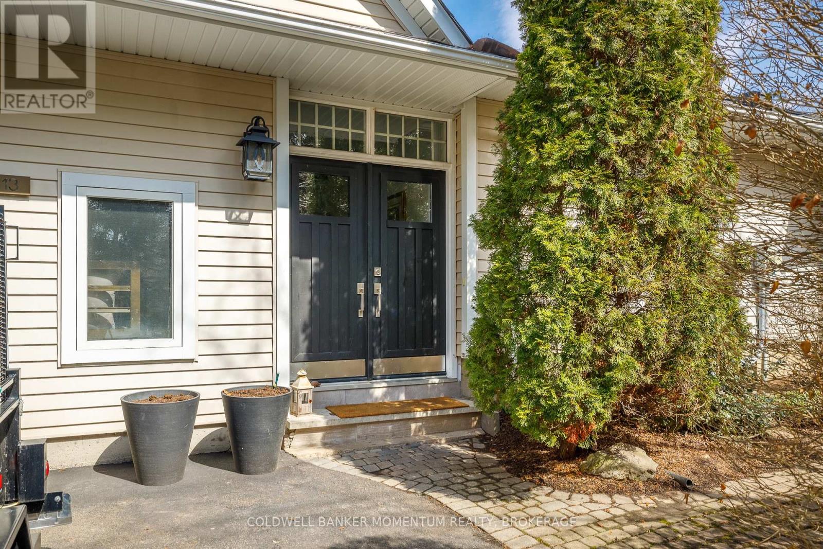 113 Centre Street, Niagara-On-The-Lake, Ontario  L0S 1J0 - Photo 2 - X12934098