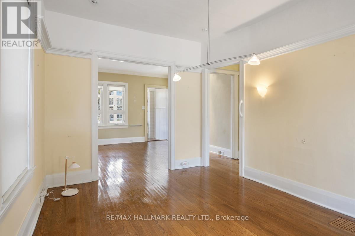 549 Milverton Boulevard, Toronto, Ontario  M4C 1X6 - Photo 11 - E12969038