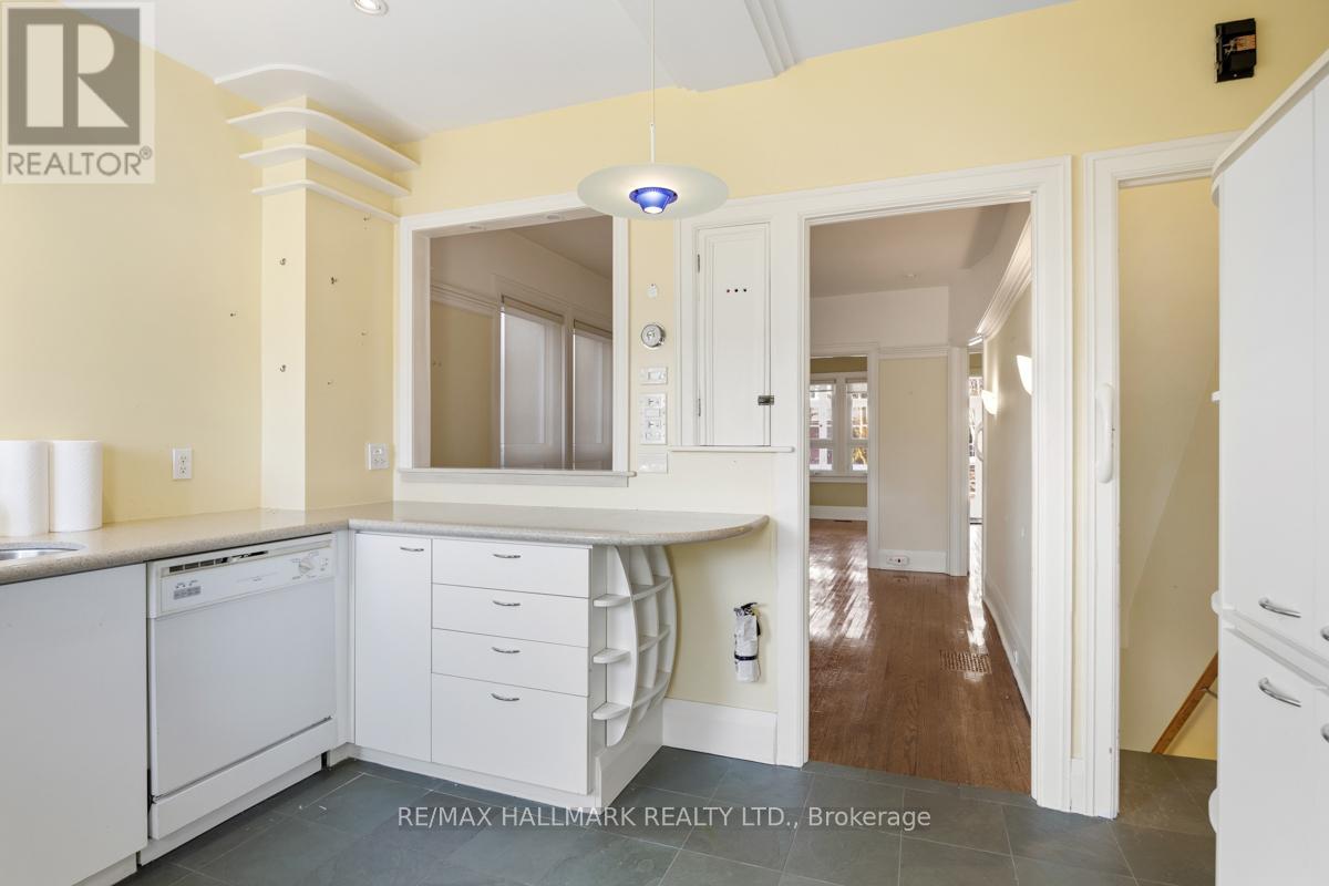 549 Milverton Boulevard, Toronto, Ontario  M4C 1X6 - Photo 13 - E12969038