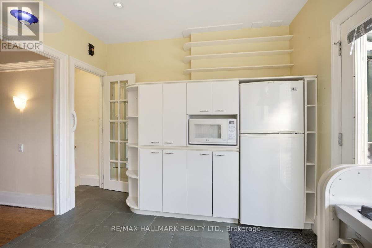 549 Milverton Boulevard, Toronto, Ontario  M4C 1X6 - Photo 14 - E12969038