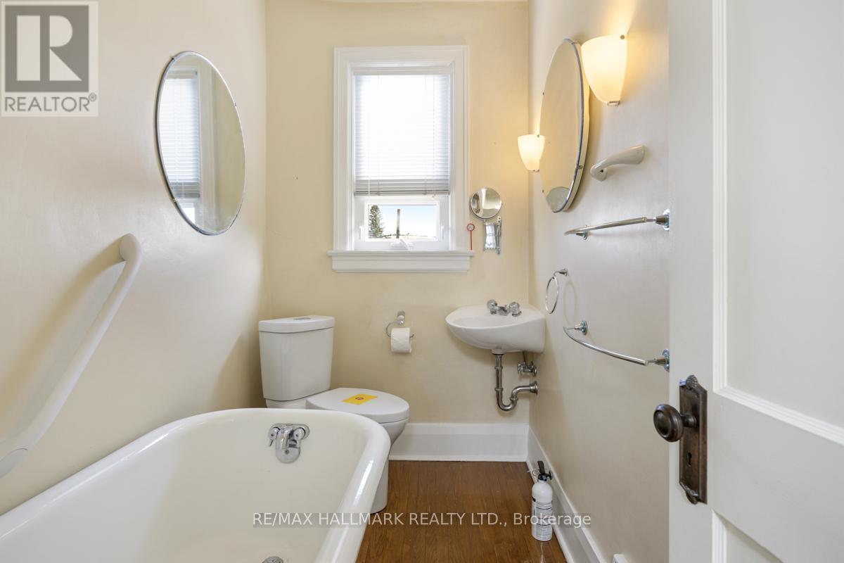 549 Milverton Boulevard, Toronto, Ontario  M4C 1X6 - Photo 23 - E12969038