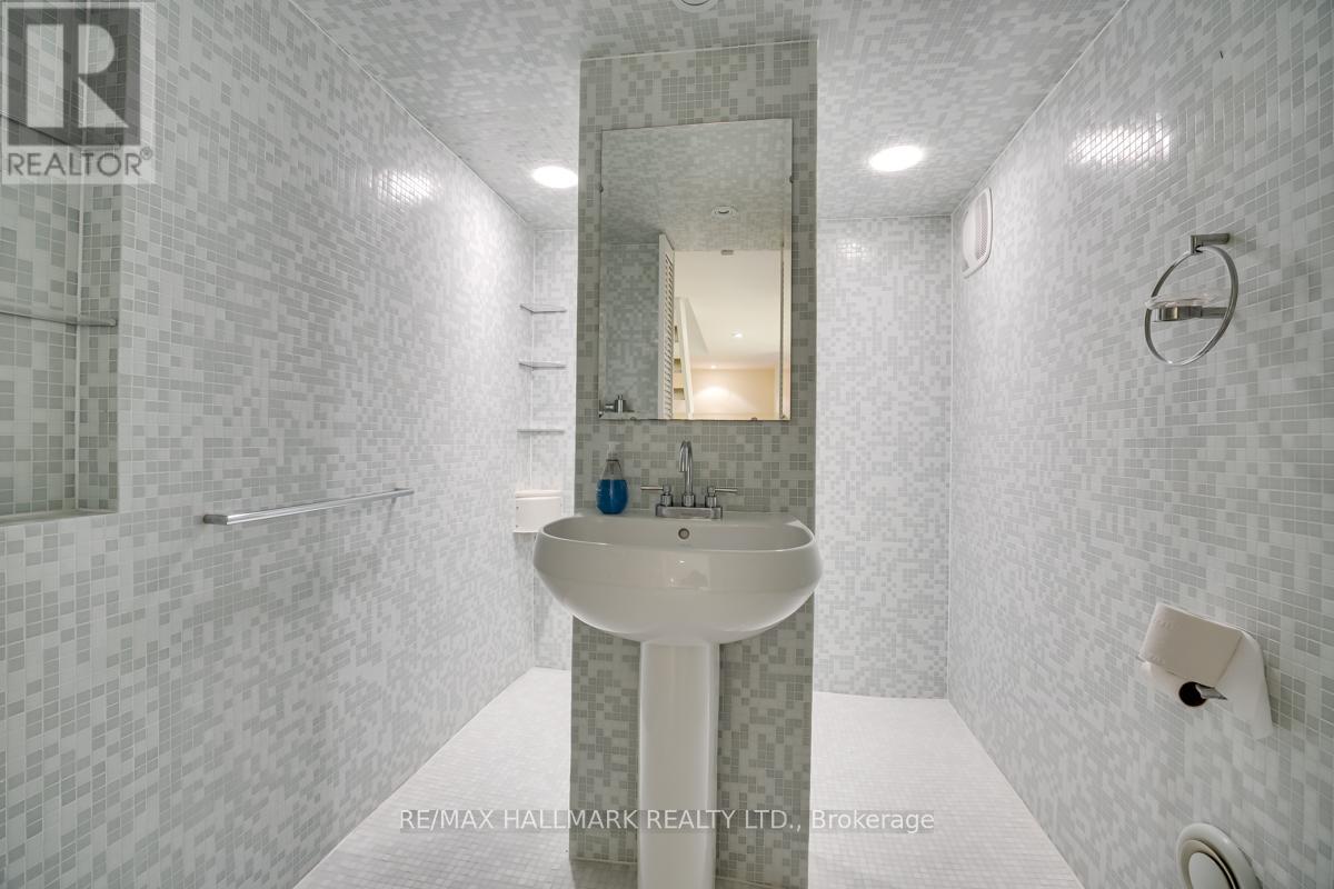 549 Milverton Boulevard, Toronto, Ontario  M4C 1X6 - Photo 28 - E12969038