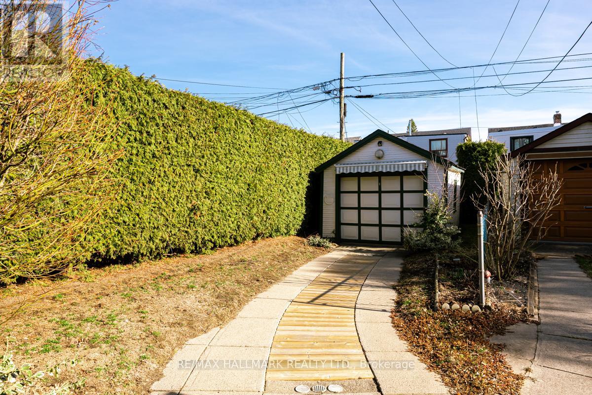 549 Milverton Boulevard, Toronto, Ontario  M4C 1X6 - Photo 36 - E12969038