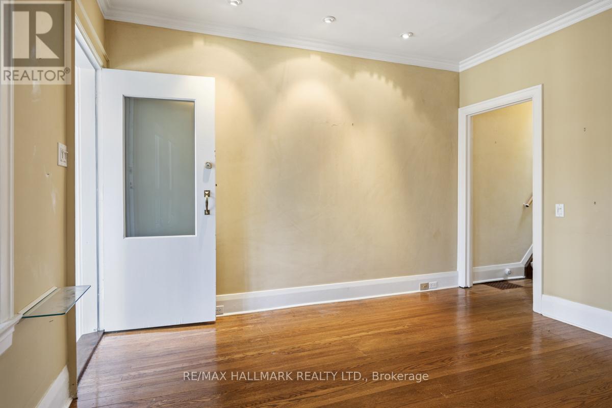 549 Milverton Boulevard, Toronto, Ontario  M4C 1X6 - Photo 7 - E12969038