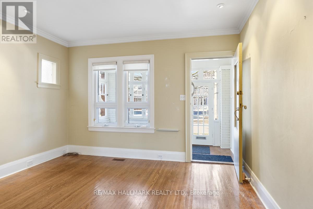 549 Milverton Boulevard, Toronto, Ontario  M4C 1X6 - Photo 8 - E12969038